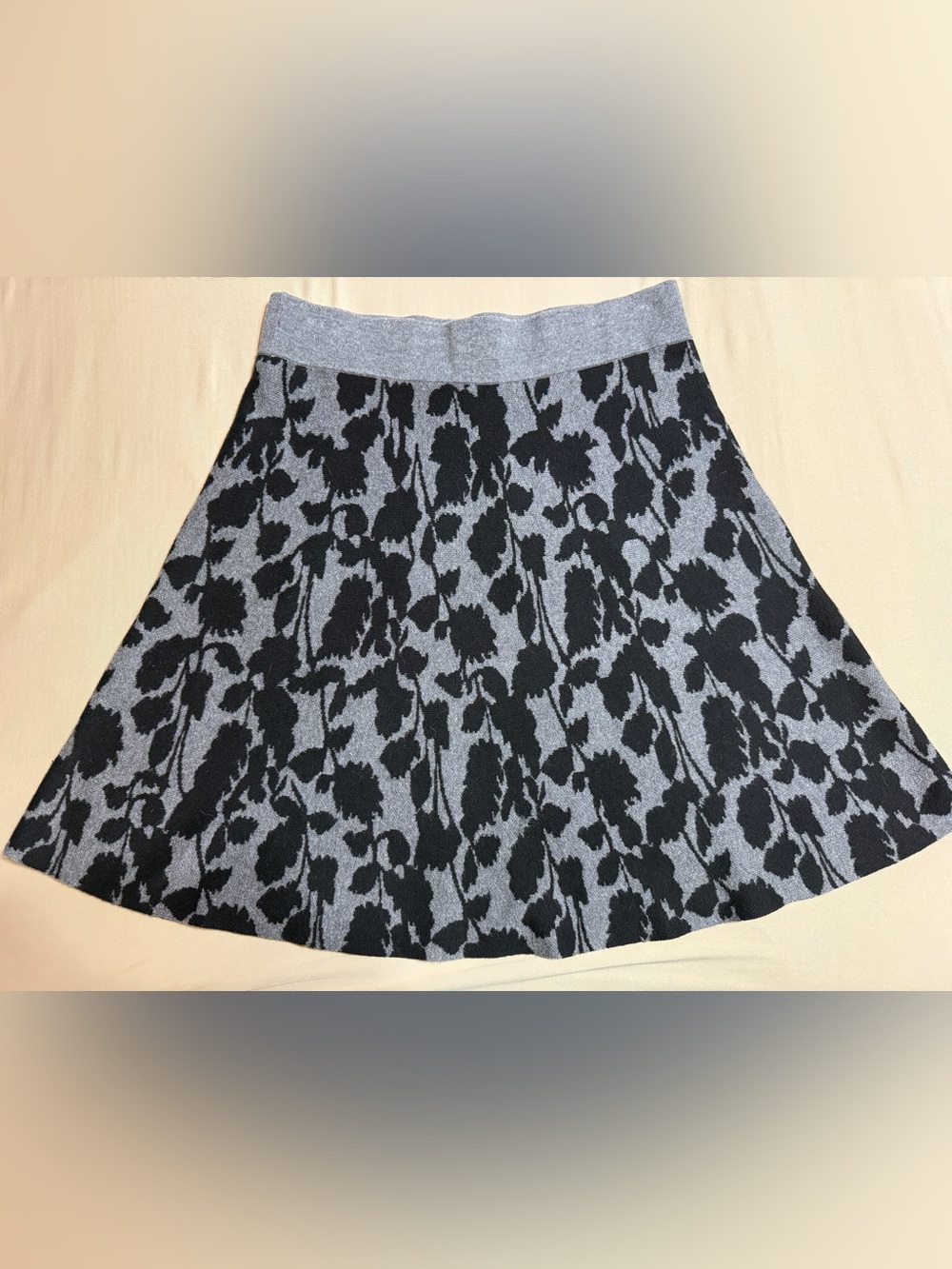 Ann Taylor Grey & Black Floral Knit A-Line Mini Skirt - Size S